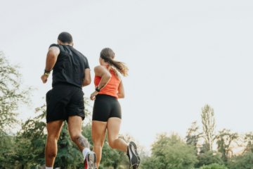zwei Personen laufen zusammen durch einen Park