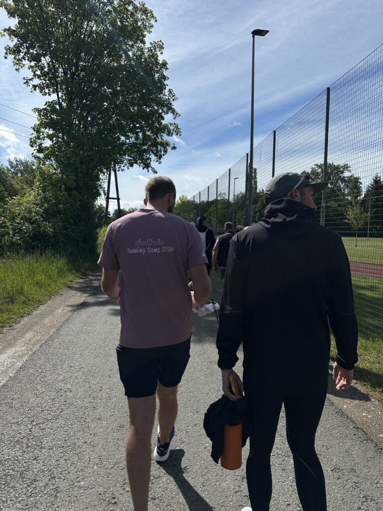TeilnehmerInnen auf dem Weg zur Laufbahn